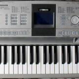 Yamaha Portable Grand DGX 305 (rozsah 6,5 oktávy)