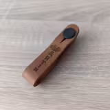 Poutko pro uchycen&iacute; popruhu Martin Guitar Brown Headstock