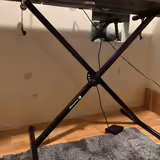 Pred&aacute;m stojan na kl&aacute;vesy 