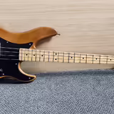 Ručně vyroben&aacute; kytara ve stylu Fender Precision