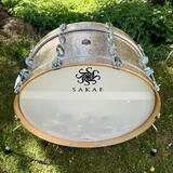 Prodám Sakae Trilogy Bass Drum 24”x 8” Champagne Sparkle