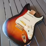 Stratocaster tělo 3 tone sunburst 