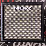 Nux Mighty 8BT MKII Modelingov&eacute; kytarov&eacute; kombo v z&aacute;ruce 