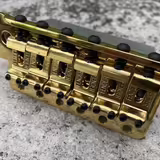 nov&aacute; tremolo kobylka Fender 005-3275-000 zlat&aacute; gold