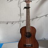 Elektroakustické tenorové ukulele s příslušenstvím 