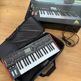 Behringer DeepMind 6 + orig. case + zvukové banky