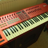 CME VX 6 -špičkový masterkeyboard s motorizovanými fadery.