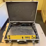 přenosn&yacute; zesilovač s n&aacute;pisem "Amplifier D 250W