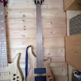 Prod&aacute;m bezpražcovou baskytaru
