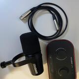 Shure MV7X se zvukovkou a ramenem