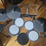 Bicí souprava Alesis Nitro Max kit včetně židličky a paliček