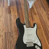Squier Stratocaster by Fender a kombo Fender Frontman 10G