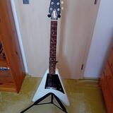 Prodám Gibson flying V melody maker Satin white 