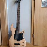 Yamaha Broadbass 5-ti strunná baskytara 