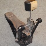 Pedál / šlapka ke kopáku / basovému bubnu