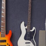 Marcus Miller V3 Black & White