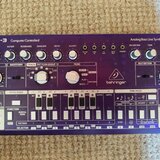 Behringer TD-3 Analog Bass Synthesizer téměř nový