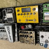 Analog pedalboard osazený efekty, propojený komplet