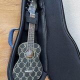 Fender Billie Eilish signature ukulele + pevný kufr Ortega