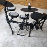 Alesis nitro max kit + židle v ceně 
