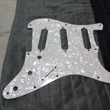 Fender pickguard Stratocaster SSS bílá perleť