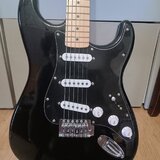  Fender Squier Stratocaster – „The Black Strat“ (David Gilmo