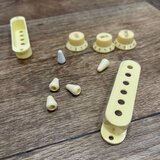 Plastové díly na Stratocaster