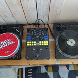 DJ sestava.