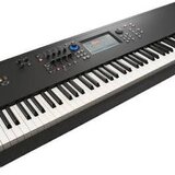 Yamaha MODX8 a pevný case Gator