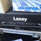 Tranzistorová 100W hlava Laney a kytarový box Harley Benton