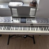 Yamaha DGX-305 – 76 kláves + stojan + sustain pedál