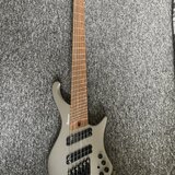 Šestistrunná bezhlavá baskytara Ibanez