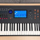 Yamaha MODX8 – syntezátor s originálním adaptérem a krabicí