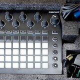 Spěchá! Prodám Novation Circuit, téměř nový.