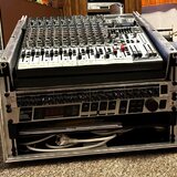 Rack s mixem efektový procesor a korkcemi