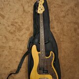 Squier P bass upravený na bezpražec