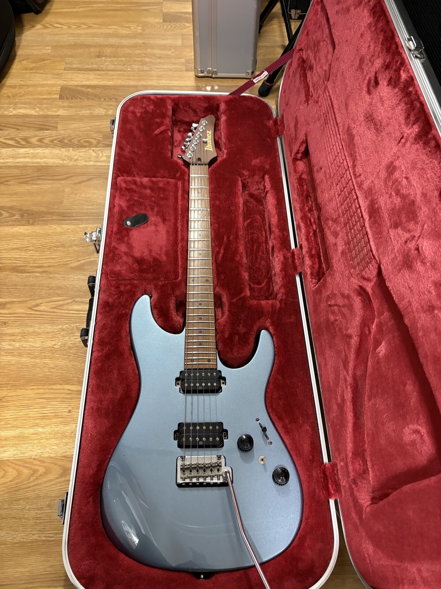 Ibanez AZ2402-ICM – prodám | HudebníBazar.cz