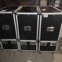 prodám 3 ks CASE  V 106 cm , š 47cm , D 102 cm 