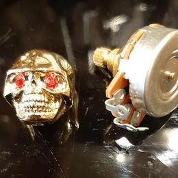  Knoby k potenciometrům Skull Head /gold