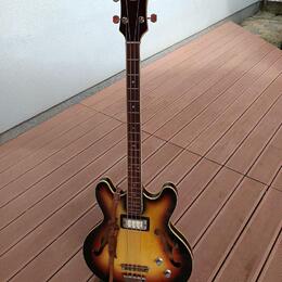 Kúpim pololubovú (semi-hollow) basgitaru