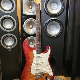 překrásný 1994 Fender Stratocaster Japan Foto flame