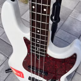 Sire Marcus Miller V3-4 Antique White baskytara + pickguard