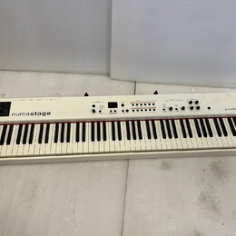 Různá piana, klávesy, MIDI controllery a doplňky