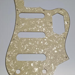 Squier Bass VI pickguardy