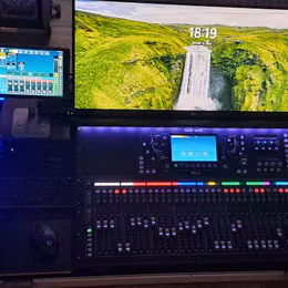 Prod&aacute;m Allen & Heath SQ7 + př&iacute;slu&scaron;enstv&iacute;