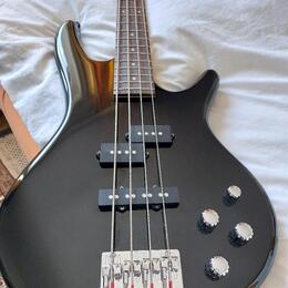 IBANEZ GSR200  (aktivní) ve velmi solidním stavu.