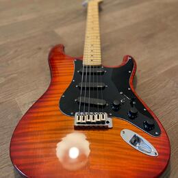 Stratocaster "custom shop" (NITRO, EMG, Flame Top) Fender