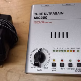Předzesilovač BEHRINGER MIC200
