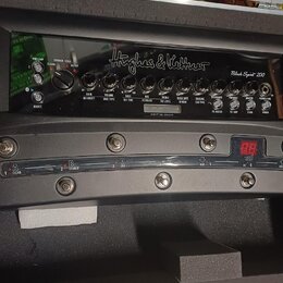 Kytarový zesilovač značky Hughes & Kettner, model Black Spirit 200. Přední panel je černý s bílými nápisy a ovládacími prvky, včetně řady otočných po…