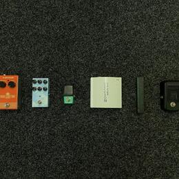 Pozůstatky z pedalboardu